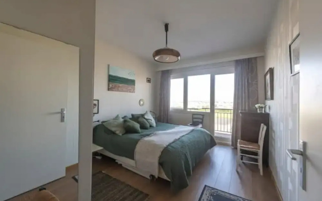 Seaview Apartment on the Beach - Free Parking