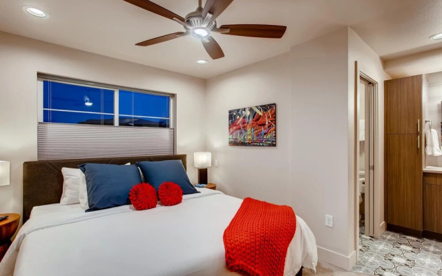 Elegant Townhome Near Old Town, Breweries and River!