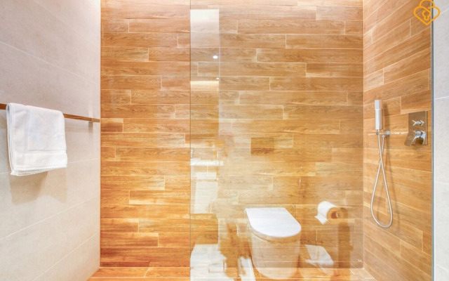 Beautiful Large 3 B/R Apt in BlueWaters Island