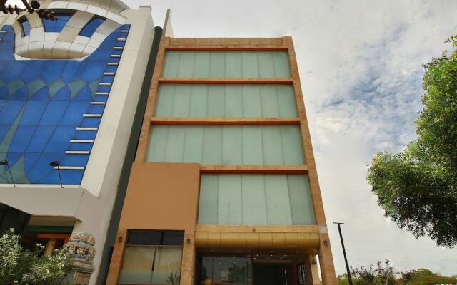 OYO 11585 Hotel Shreenithi
