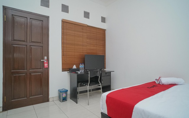 RedDoorz near RS Patria IKKT