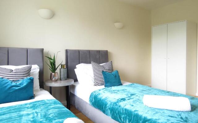 Tudors eSuites 3 Bedroom Apartment 6 Beds & Parking