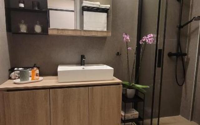 8 Blocks Apartments 4B