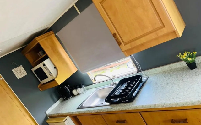 4-bed Seaside Caravan Free Wifi Pet Frie