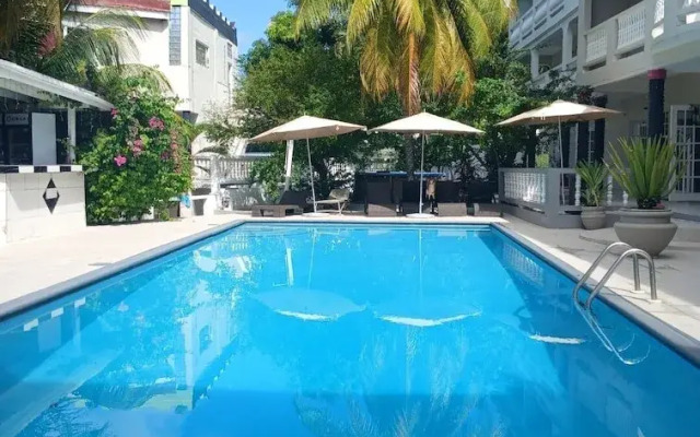Bay Heights Escape- Courtyard Studios