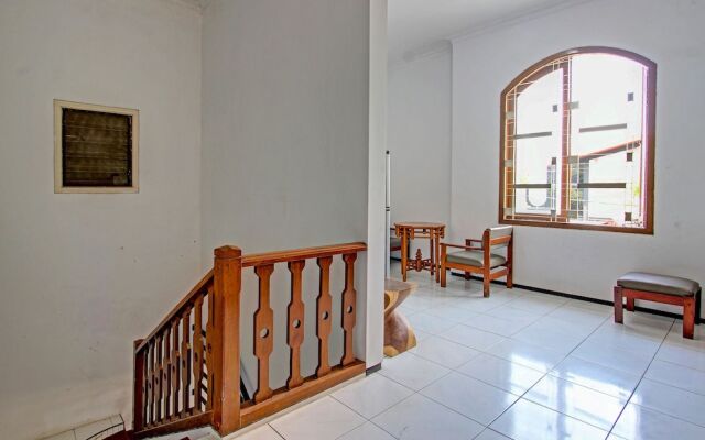 Spot On 91523 Kenari Guesthouse