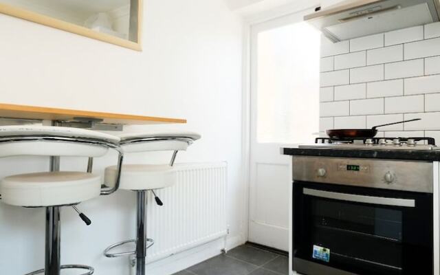 Beautiful, Bright and Spacious Flat for 4