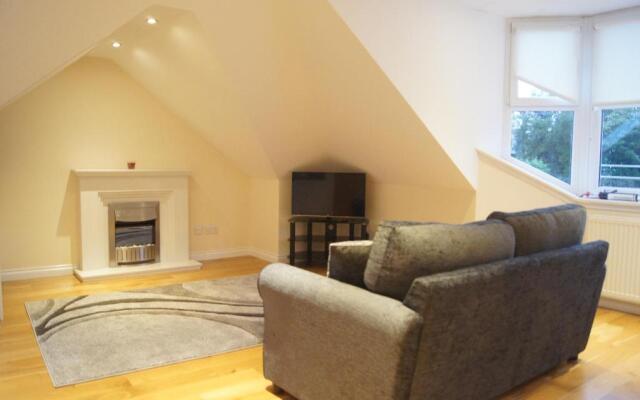 Modern, Cosy Apartment In Bearsden with Private Parking