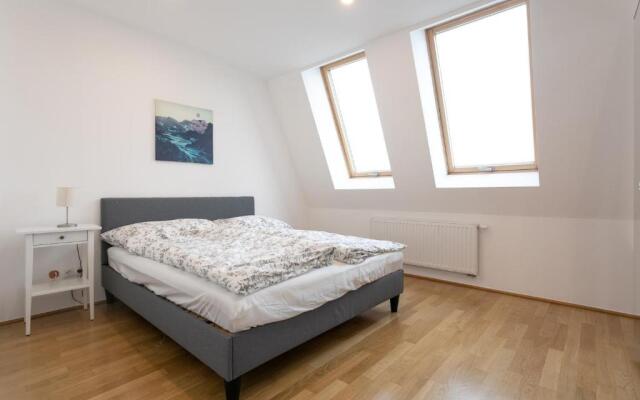 Sunny Penthouse with Terrace. DG7