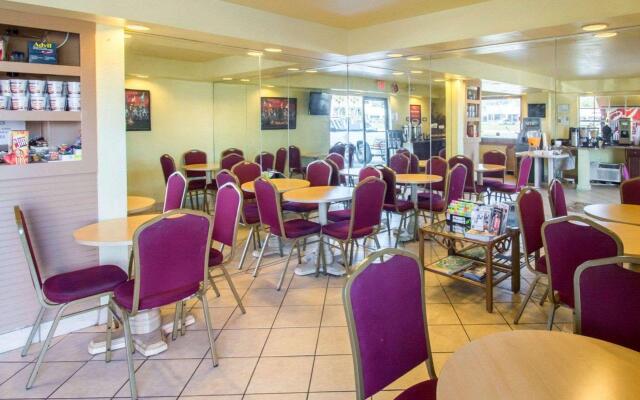 Econo Lodge Inn & Suites Maingate Central