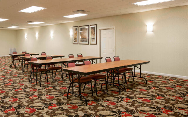 Quality Inn & Suites near Lake Eufaula