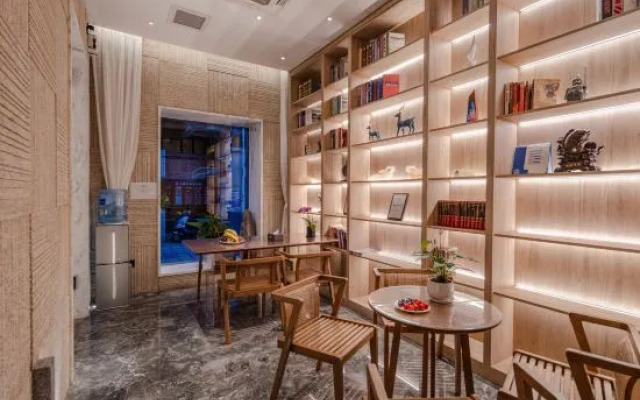 Man · Hotel（Kunming Railway Station Tangzixiang Subway station store）