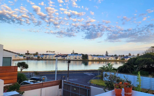 Flamingo Villa Beach Pool Luxury Solar Back Up