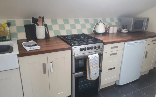 Cosy Village Apartment in Nottingham With Parking