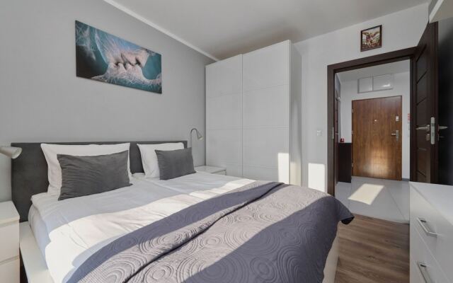 Lively Green Apartment by Renters