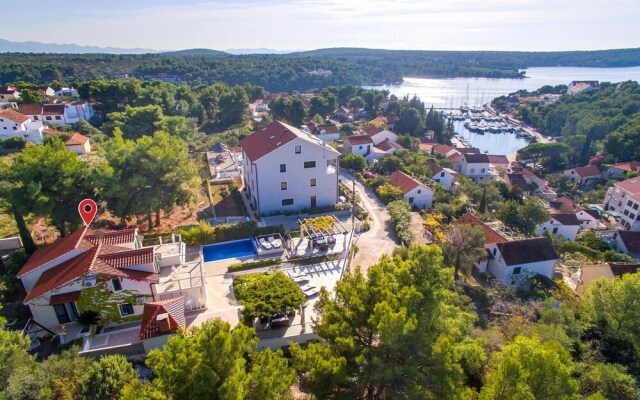 Amazing Home in Milna With Wifi and 6 Bedrooms