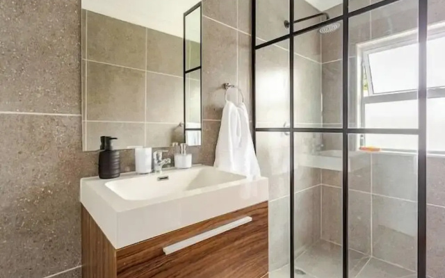 Caline VIP Mews