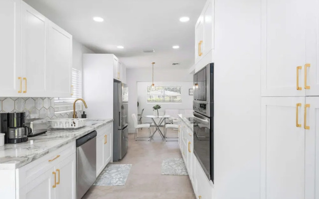 Sunrise Palms 10 Min to Beach!