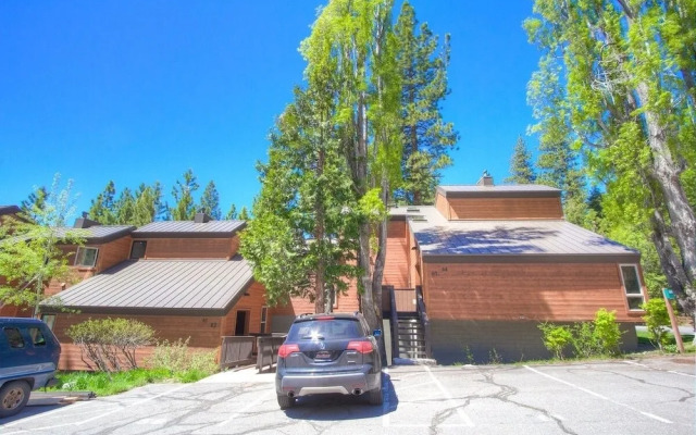 Alpine Getaway 3 Bedroom Home by RedAwning