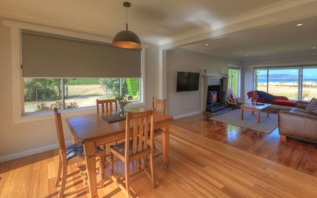 Castaway Cottage - Essentially Tas