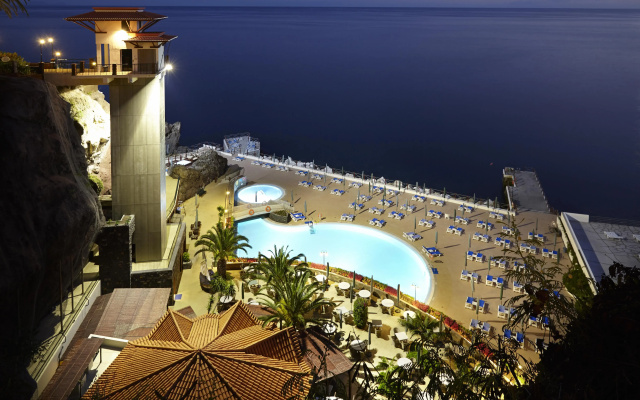 The Cliff Bay, by PortoBay