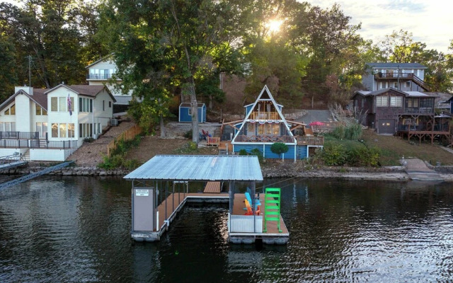 Sunrise Oasis - Enjoy Lakefront Living