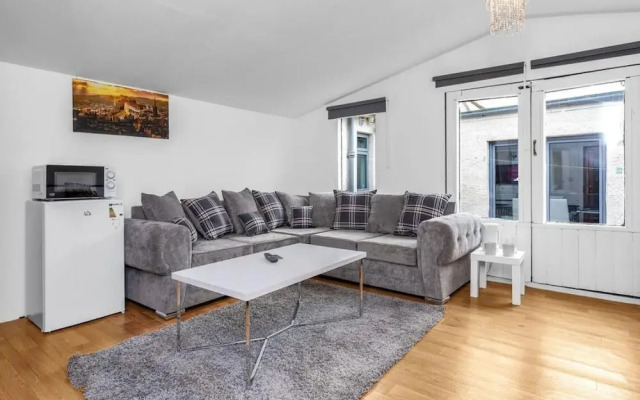 Room-charming Edinburgh Guest Room With