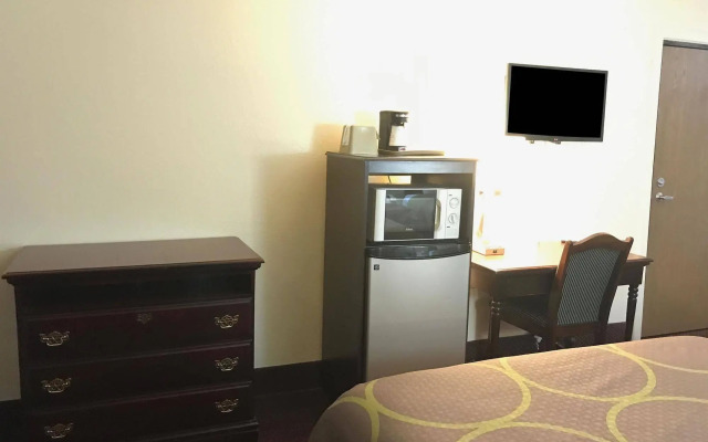 Super 8 by Wyndham Galesburg