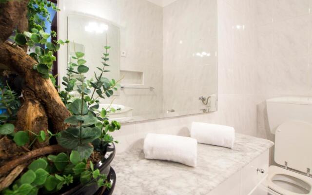 Sunny 4 Bedroom Apartment - with View