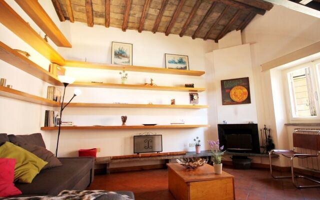 Charming Bright Penthouse in Trastevere