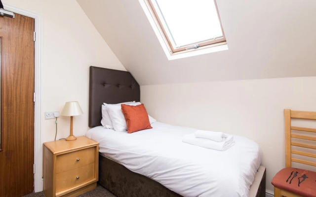 The Linden Leaf Rooms - Classy Studios