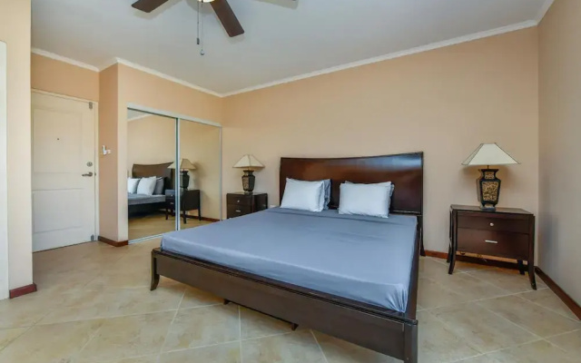 Gated Community 2br3ba Gold Coast Pools GYM