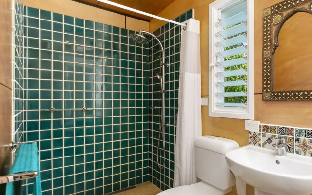 Dolphins Beach House - Hostel