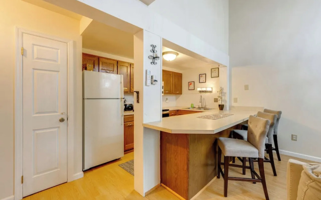 Near Skiing & Lakes: Contemporary Poconos Townhome