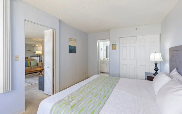 Deluxe Ocean and City View Waikiki Banyan Condo, Free Parking & Wi-Fi by Koko Resort Vacation Rentals