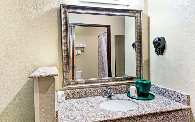 Super 8 by Wyndham San Antonio/Alamodome Area