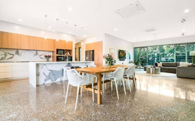 ZENLUX - 5BR Holiday Home with Pool