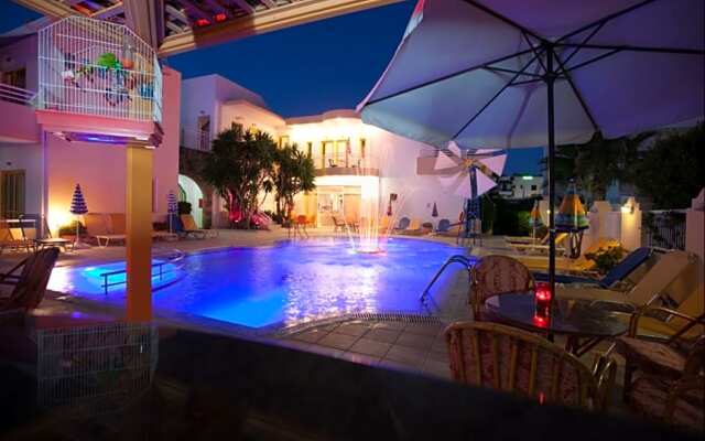 Cosmi Poolside Apartments