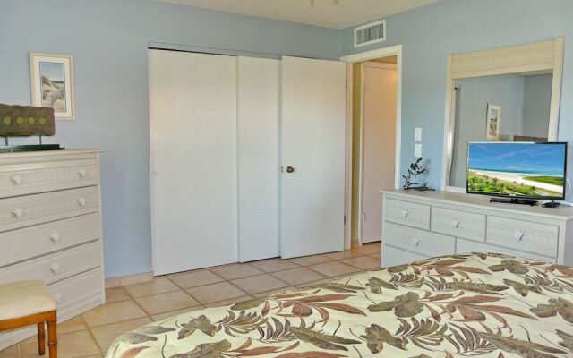 Cozy Home With Sunroom, Pool and Steps to Beach