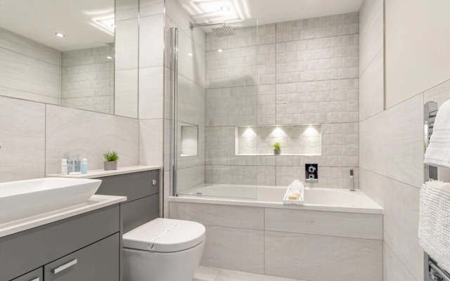 Celador Apartments - Bond House