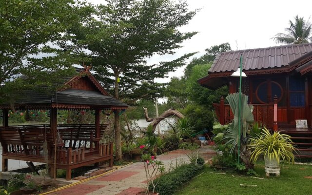 Ruenthai Rimnam Resort Suratthani