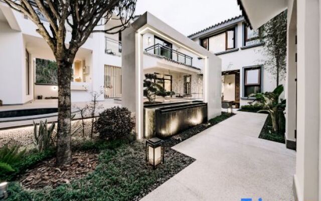 Yansheng Jingyue Designer Hot Spring B & B