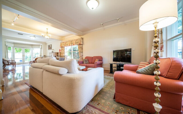 Glenelg Beach Stylish 2 Story Townhouse Sea View