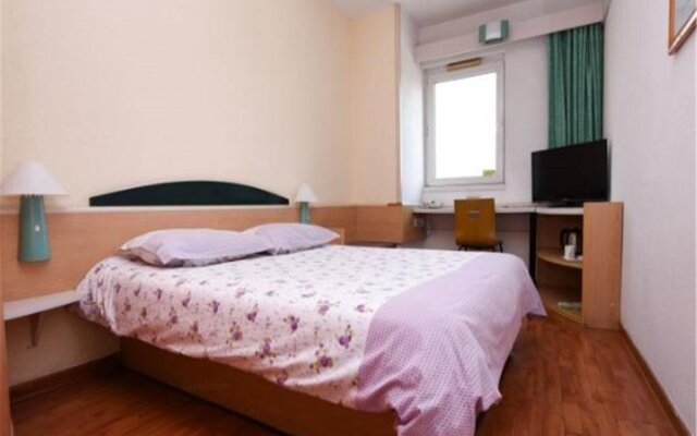 Motel Qingdao Licang Square