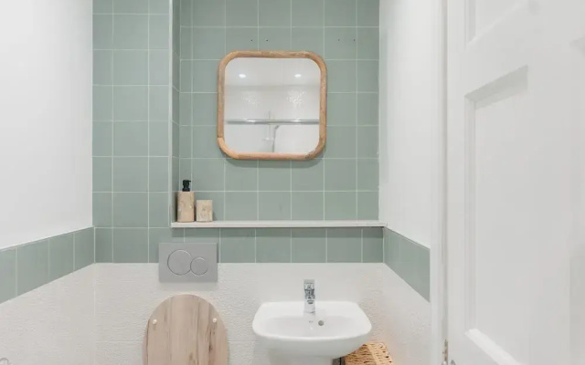 Charming Central Mews Home with Secure Parking