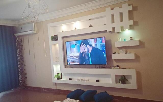 Lovely 3 bedroom condo with balcony families