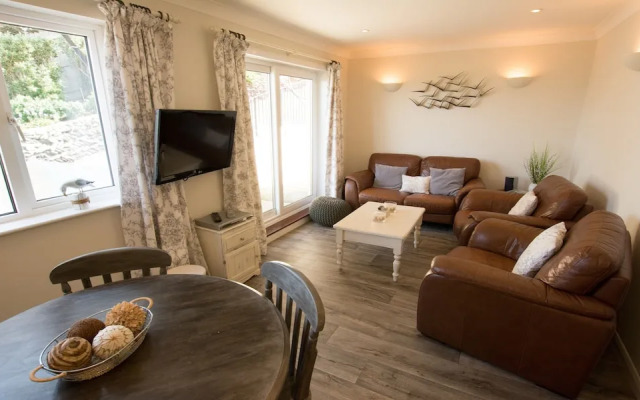 Clifton Court Apt 19 With Heated Pool