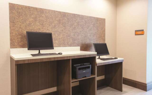 La Quinta Inn & Suites by Wyndham Buffalo Amherst