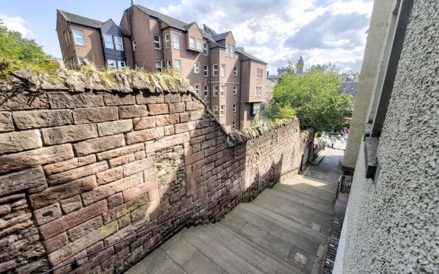 JOIVY Great Location! - Charming Apt by Edinburgh Castle