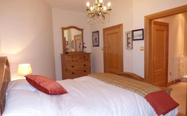 Auchenheglish Lodges - 7 Lomond Castle